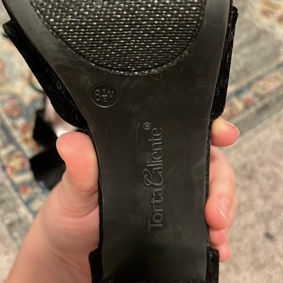 Torta Caliente Womens size 8 1/2 velvet Heels 🖤 - Picture 3 of 3